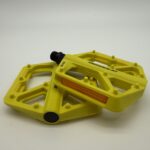 PEDAL DE PLATAFORMA CON PINES BENGGUO AMARILLO