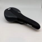 ASIENTO SARS C/DEPRES Y CALADO ANCHO 144MM NEGRO/GRIS